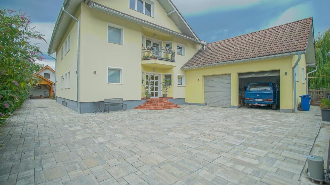 Ferienwohnung Vilux With Indoor Private Parking Brașov Exterior foto
