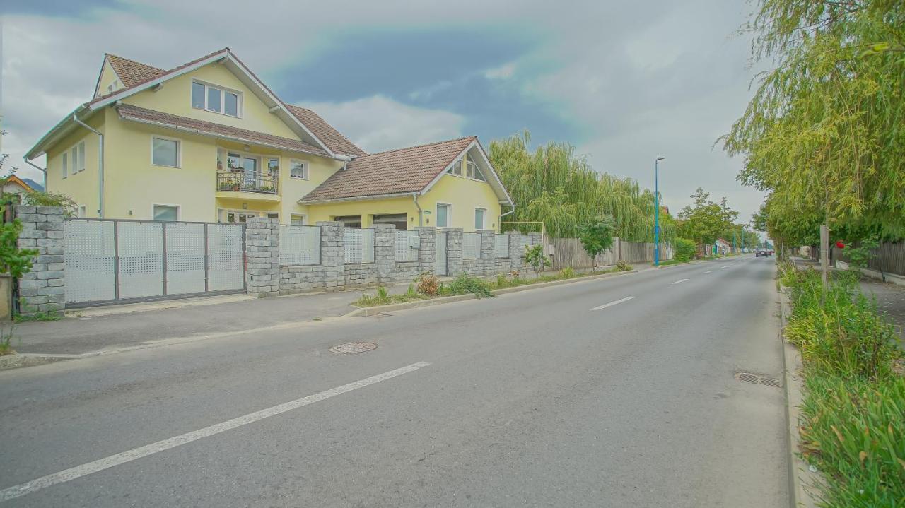 Ferienwohnung Vilux With Indoor Private Parking Brașov Exterior foto